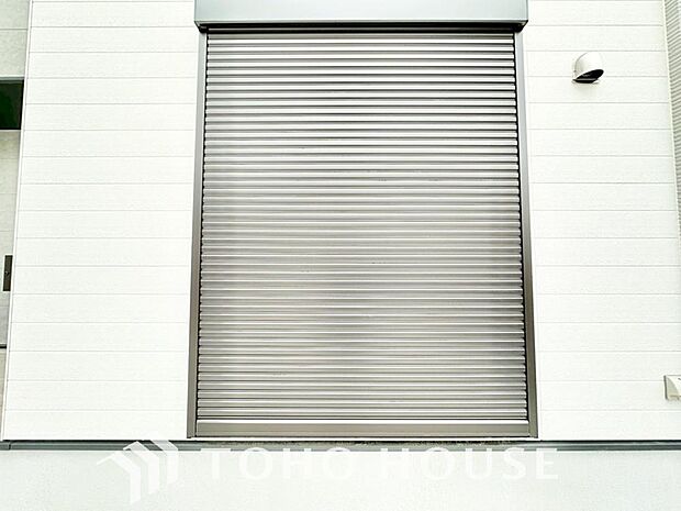 戸建にも防犯機能のシャッターを完備しております。寒い冬でも中から開閉が可能ですのでラクラクな所も便利です。