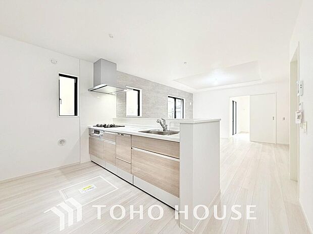 美しく使いやすいキッチン空間。優しい温もりを醸し出すキッチンは料理の為の配慮を随所に注ぎました。