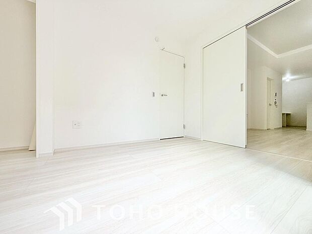 白を基調とした室内は、明るい住空間を造り出すだけでなく、清潔感をもたらしてくれます。