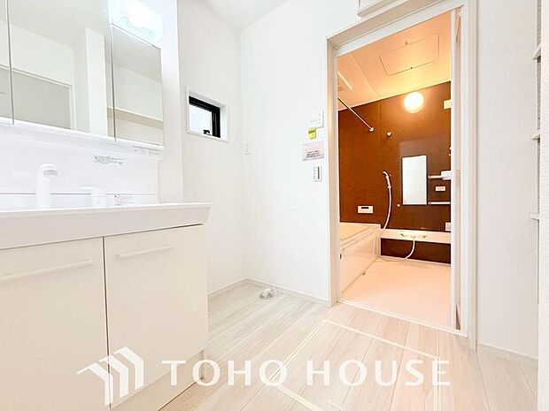 平日の朝であっても、落ち着きとくつろぎを感じられる空間。気持ちよく身だしなみを整えられます。