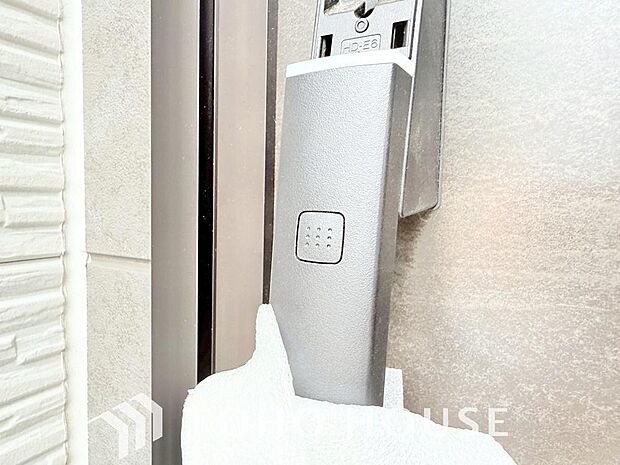 ボタンで施錠・解錠可能な電子錠は、防犯対策に優れ人気です。