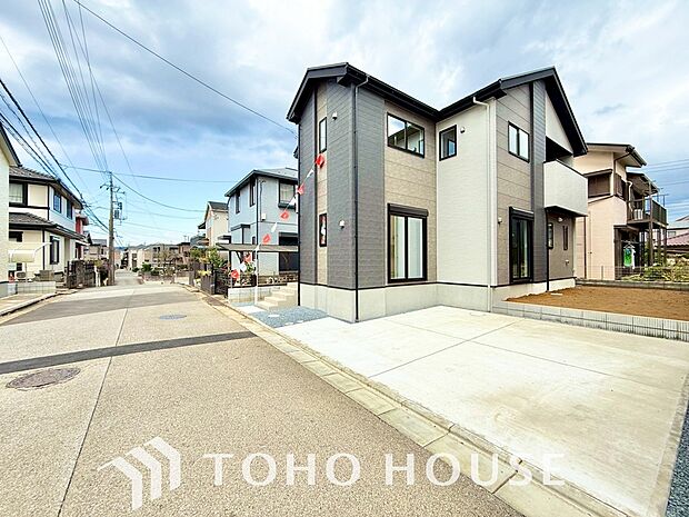 ゆったりとした駐車スペースを確保いたしましたので、大きめのお車でも駐車可能です。