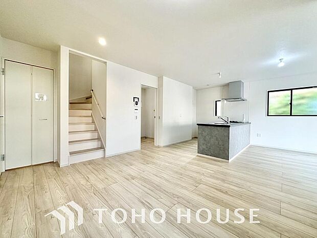 リビングも広く設け、訪れる人々を暖かく迎えてくれます。