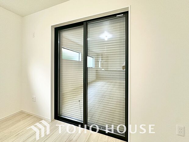 戸建にも防犯機能のシャッターを完備しております。寒い冬でも中から開閉がラクラクな所も便利です。