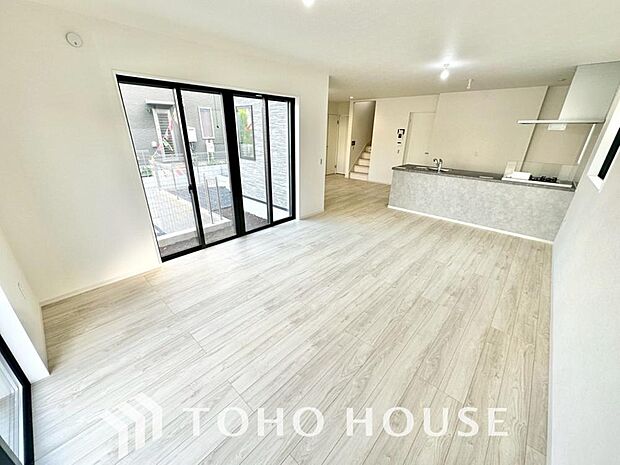 光が注がれる青い空から鮮やかに赤色にゆっくりと染まる。そんな優しい時間がここでは流れてゆく。