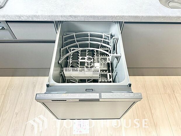 「ビルトインタイプ食器洗乾燥機」通常の手洗いでは使用出来ないほど高温のお湯や高圧水流を使うことにより汚れを効果的に落とすことができる。