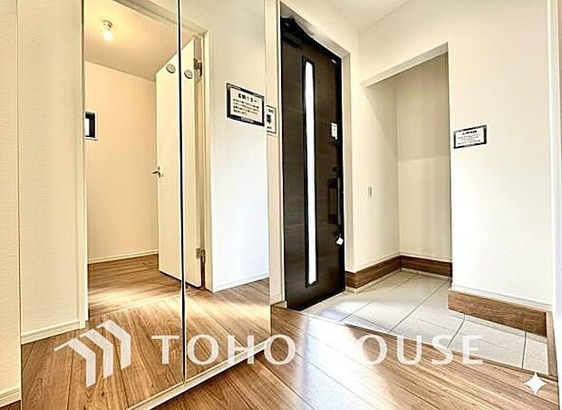 ゲストを招き、家族を迎える玄関は、ディスプレイや照明にこだわってみてはいかがでしょうか。