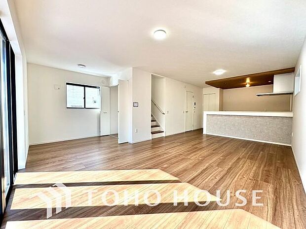 一日の中で多くの時間を過すことになるリビング。爽やかな通風と採光を存分に感じる事が出来る空間です。