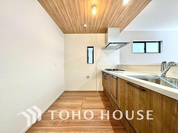 大型の冷蔵庫やレンジボードもしっかり置ける広々としたキッチンスペース。