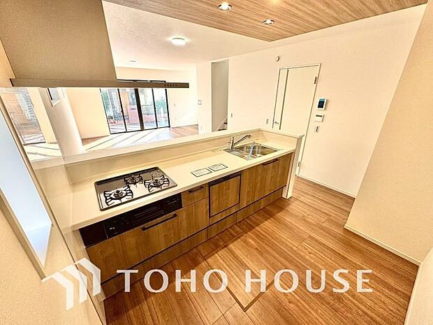 美しく使いやすいキッチン空間。優しい温もりを醸し出すキッチンは料理の為の配慮を随所に注ぎました。