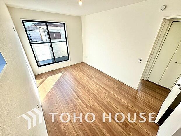 快適な光を取り入れ、心地よい風を取り入れます。心と体をゆったりと安らげる寝室。