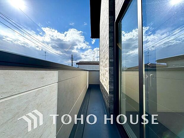 通風・採光に優れ、心地よい光と風があふれています。優しい陽射しが差し込むバルコニーとなっております。