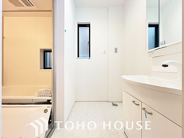 手で洗いたい大切な服など、広く使えると助かる洗面台は汚れの付きにくい形状と素材で造られております。