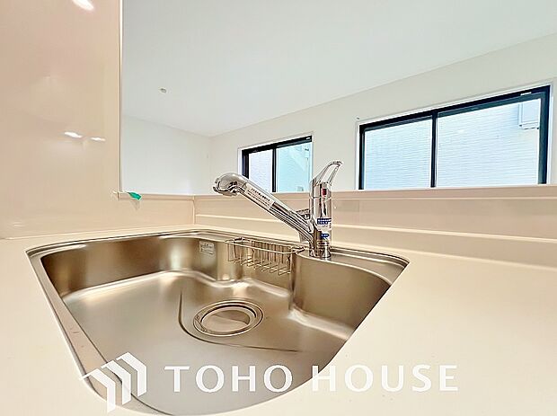 ワンタッチで浄水と原水を切り替えできる浄水器一体型水栓は水道水に含まれる有害物質を除去してくれます。