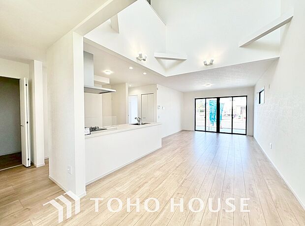 ホワイトナチュラルのテイストが、自然体で過ごせる心地良さ生み出しています。