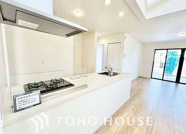 美しく使いやすいキッチン空間。優しい温もりを醸し出すキッチンは料理の為の配慮を随所に注ぎました。