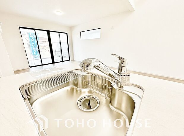 浄水器ボタンひとつで浄水と原水に切り替えられる浄水器一体型水栓を使用。