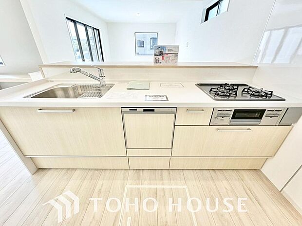 美しく使いやすいキッチン空間。優しい温もりを醸し出すキッチンは料理の為の配慮を随所に注ぎました。