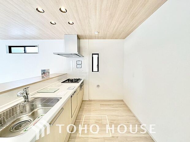 大型の冷蔵庫も配置できる広々としたキッチンスペースでお料理や家事をスムーズに進めることができます。