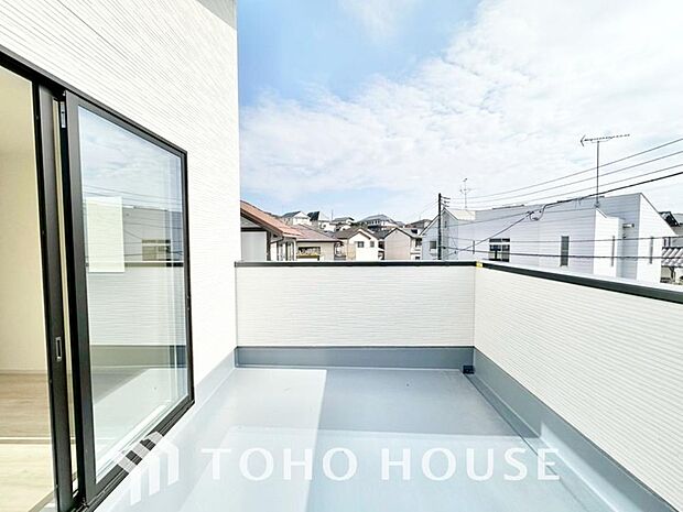 通風・採光に優れ、心地よい光と風があふれています。優しい陽射しが差し込むバルコニーとなっております。