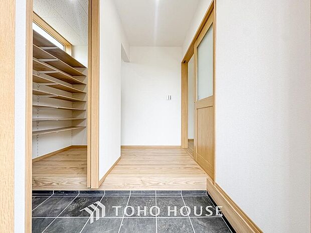 毎日みんなを見送り、そして迎え入れる場所だから。帰りたくなる家をテーマに設計した、自慢の玄関です。