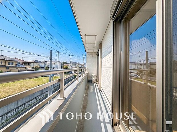 通風・採光に優れ、心地よい光と風があふれています。優しい陽射しが差し込むバルコニーとなっております。