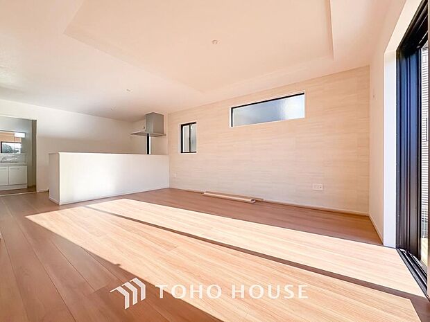 爽やかな通風と採光を存分に感じる事が出来る空間。毎日の暮らしに癒しをもたらす居心地の良いリビング。