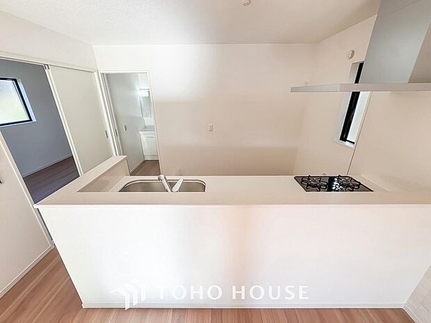 美しく使いやすいキッチン空間。優しい温もりを醸し出すキッチンは料理の為の配慮を随所に注ぎました。