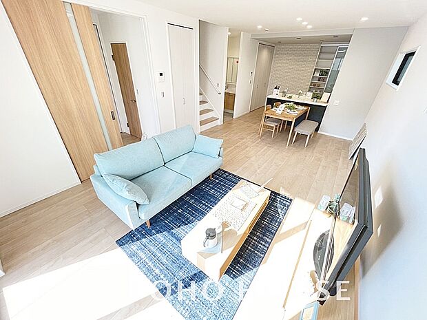 光が注がれる青い空から鮮やかに赤色にゆっくりと染まる。そんな優しい時間がここでは流れてゆく。