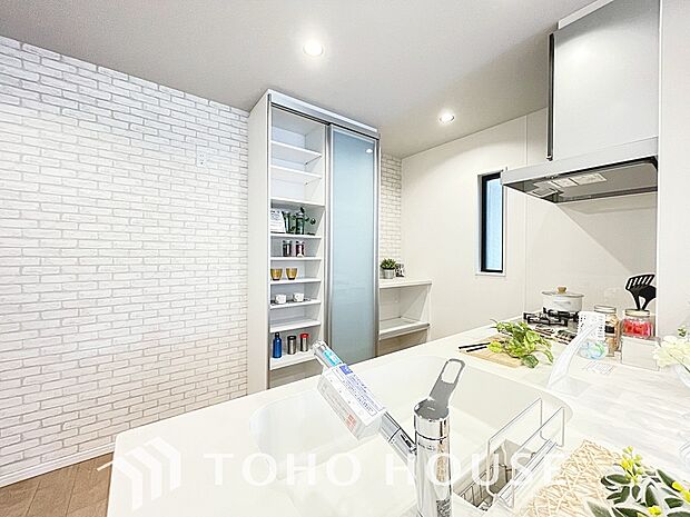 「何気ないひととき」光と風があふれる開放的なリビングダイニングには自然と家族みんなが集まってきます。明るく穏やかな空気のなかで飲んだり、食べたり、笑ったり。