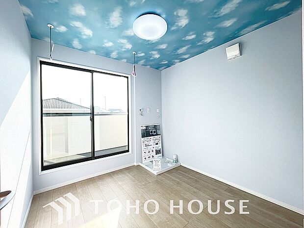 住まいの家事動線を見直して設計されたランドリールーム。収納棚を追加造作するのも良いかも。