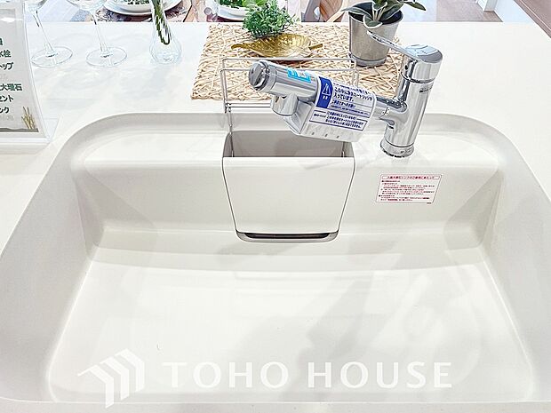 ワンタッチで浄水と原水を切り替えできる浄水器一体型水栓は水道水に含まれる有害物質を除去してくれます。