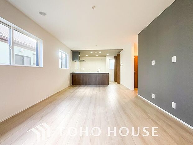 リビングも広く設け、訪れる人々を暖かく迎えてくれます。