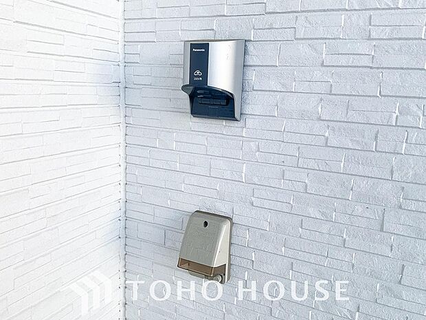 電気自動車用の充電設備が設置済みの物件。EV・PHVの普及に伴って各家庭への設置需要が高まってます。