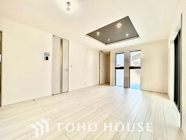 光が注がれる青い空から鮮やかに赤色にゆっくりと染まる。そんな優しい時間がここでは流れてゆく。