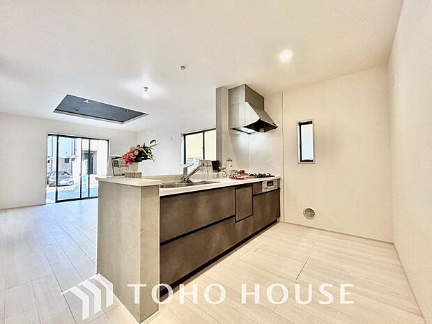 夫婦そろってキッチンに立っても調理がしやすく余裕の広さ。家事をしながら会話も弾みます。