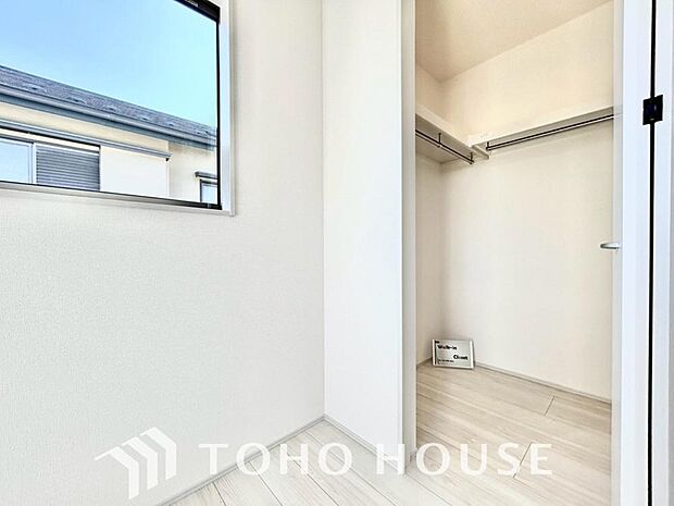 大容量のウォークインクローゼット。大きさ＆広さの感覚が画像では伝わりづらいので是非現地をご覧下さい。