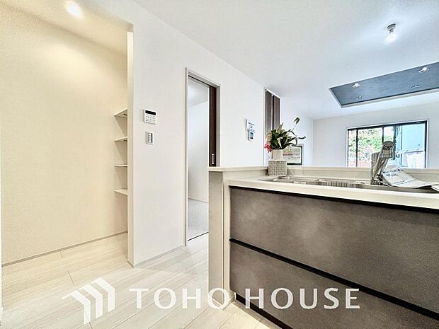 忙しい共働き世帯など、食品の買い置きや日用品のストックに大変便利なパントリー収納が備わってます。