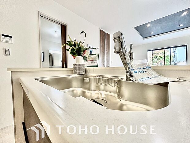 ワンタッチで浄水と原水を切り替えできる浄水器一体型水栓は水道水に含まれる有害物質を除去してくれます。