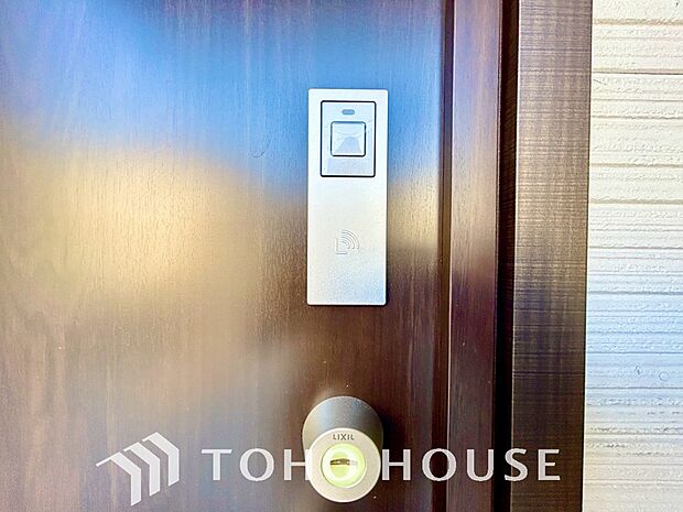 防犯対策への意識が高まっている最近では、補助錠として鍵穴のない電子錠を選ぶ方も増えています。