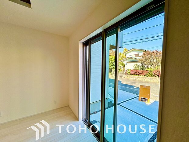 二層のガラスの間に空気層や特殊ガス層を作ることで断熱性能や結露防止効果を高めたサッシを装備してます。