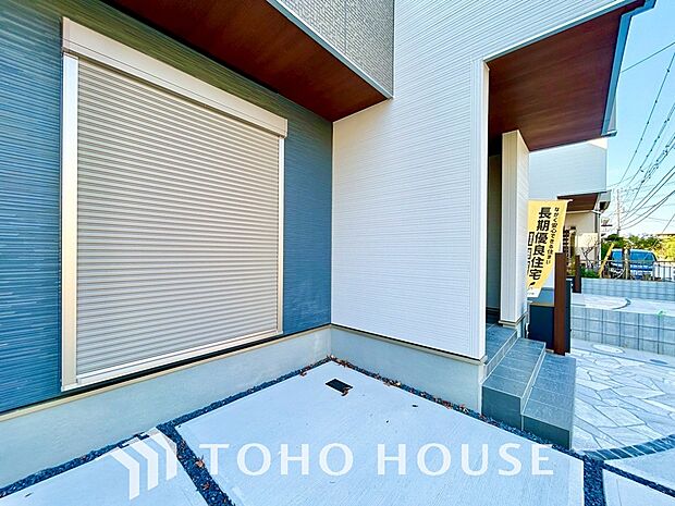 台風などの激しい雨風からお家を守るのはもちろん、空き巣対策などの防犯抑止や防音にも効果を発揮します。