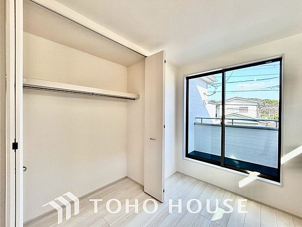 各居室に収納を完備。大きさ＆広さの感覚が画像では伝わりづらいので是非現地をご覧下さい。