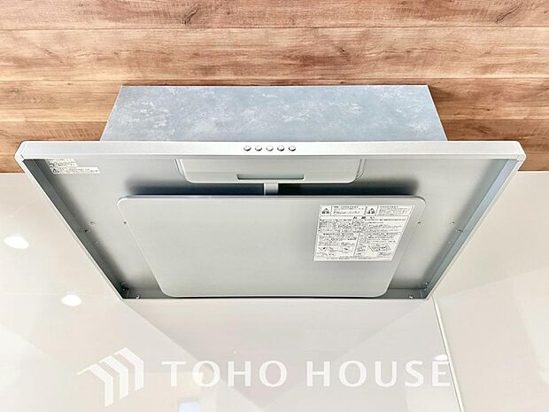 昨今主流のスリムタイプのレンジフード。そのスタイリッシュな見た目から、インテリアとしても高い人気がある型です。また、スリム型の大きなメリットとして、掃除のしやすさがあります。