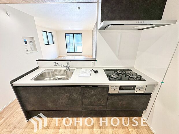 キッチンの収納は、デッドスペースになりやすい箇所を有効活用できる、スライド式収納を採用しました。