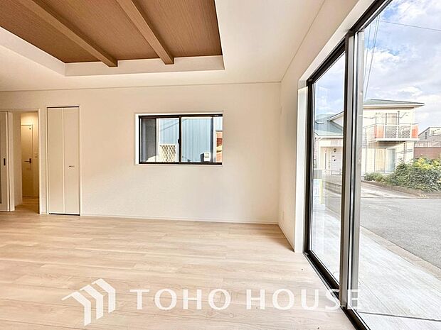 作り手の「気持ちの良いリビングでお過ごししていただきたい」という思いを感じさせます。