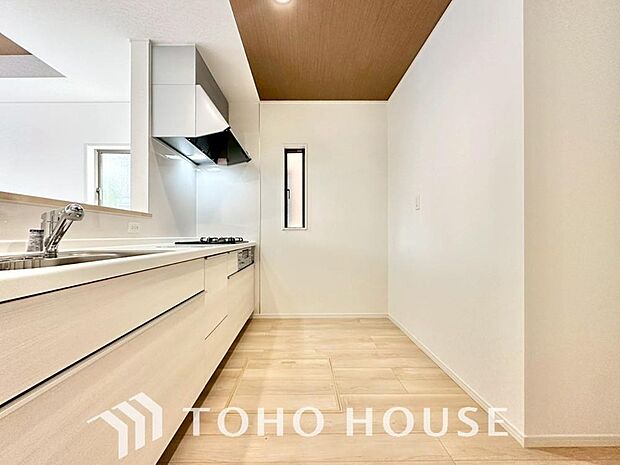 ご家族みんなで調理ができる位のスペースを実現したキッチン空間となっております。