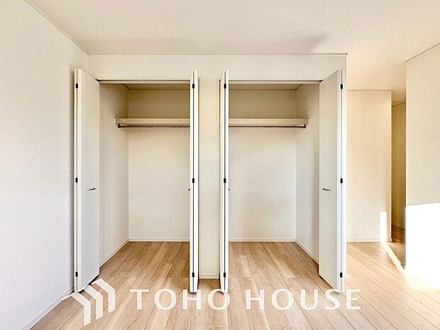 奥行きあるクローゼットを採用。衣装ケースや、掃除機といった物を収納できるような造りになっております。