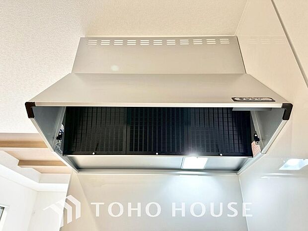 昨今主流のスリムタイプのレンジフード。そのスタイリッシュな見た目から、インテリアとしても高い人気がある型です。また、スリム型の大きなメリットとして、掃除のしやすさがあります。