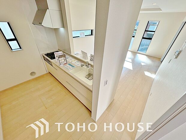 忙しい朝でも、しっかり家族が揃って食事をして頂けるゆとりある大きさのダイニングスペース。